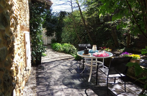 Sainte-Colombe-sur-lHers House | Idyllic water-by well equipped studio in Cathar area, private long natural pool