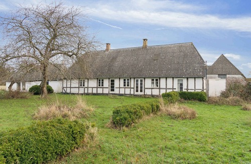 Langeland Municipality House | Idyllic 1857 farmhouse in Langelands nature