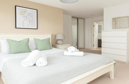 Rotherhithe Apartment | Idyllic 2 Bed Flat with Balcony in Canada Water