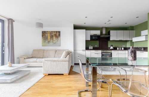 Rotherhithe Apartment | Idyllic 2 Bed Flat with Balcony in Canada Water