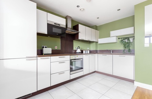 Rotherhithe Apartment | Idyllic 2 Bed Flat with Balcony in Canada Water