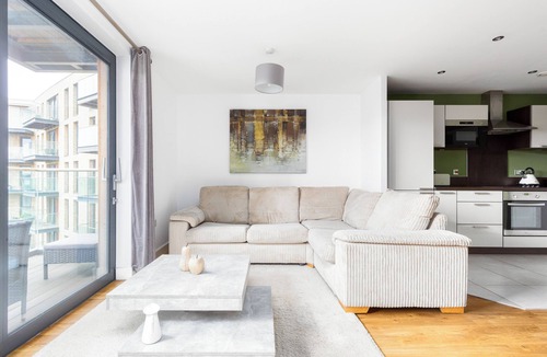 Rotherhithe Apartment | Idyllic 2 Bed Flat with Balcony in Canada Water