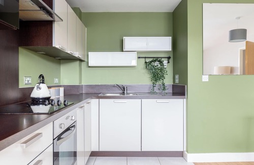 Rotherhithe Apartment | Idyllic 2 Bed Flat with Balcony in Canada Water