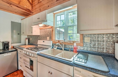 Fruitvale Cabin | Idyllic Cabin w/Fire Pit, Kayak On-Site!