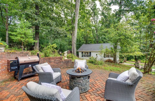 Cave Spring Apartment | Idyllic Cave Spring Studio w/Patio & Fire Pit!