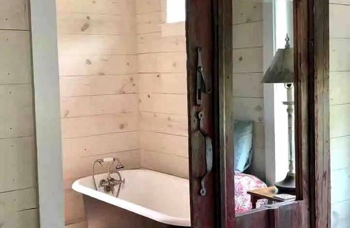 Fayetteville Cottage | Idyllic Cottage on a Working Farm Perfect for Weekend Getaways in Texas