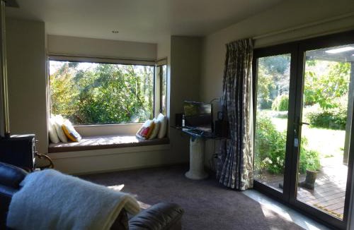 Manakau House | Idyllic Country Garden