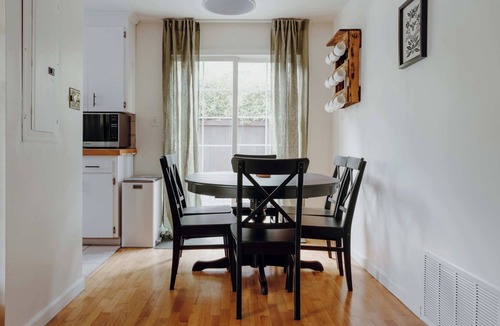 Riverview House | Idyllic Cozy Cottage w/Deck Overlooking Greenbelt - 20 Mins from Stadiums