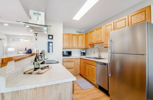 Port Angeles Hotel | Idyllic downtown studio with water views, free WiFi, full kitchen & modern touch