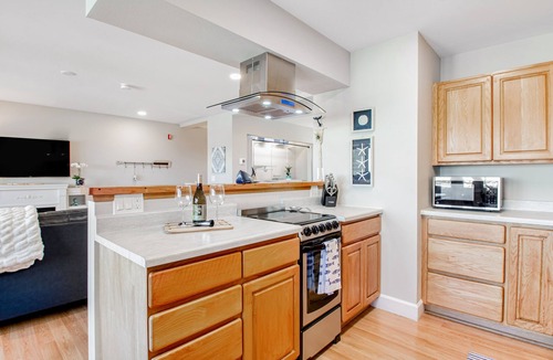 Port Angeles Hotel | Idyllic downtown studio with water views, free WiFi, full kitchen & modern touch