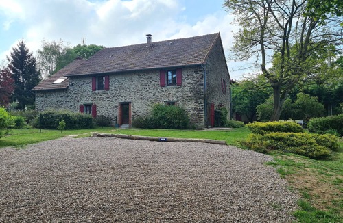 Vigoulant Cottage | Idyllic Farmhouse Retreat with Private Pool, Fishing Pond, and Family Amenities in Berry