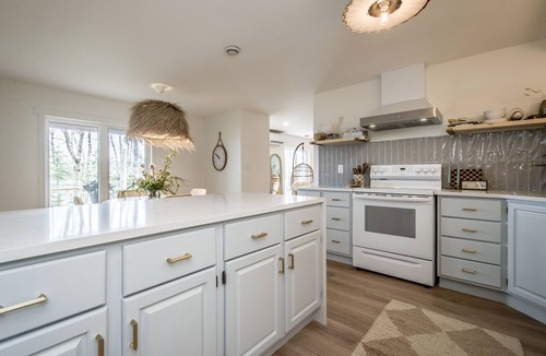 Prospect Bay Apartment | Idyllic Lakefront Retreat 20 mins from Halifax