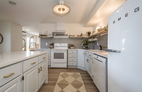 Prospect Bay Apartment | Idyllic Lakefront Retreat 20 mins from Halifax