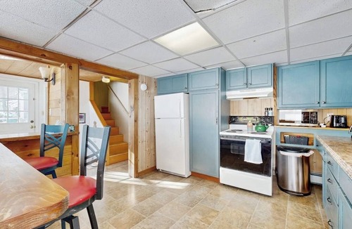 Belfast House | Idyllic Lakefront Retreat: pvt dock & beach for kayaking, swimming & fishing