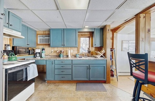 Belfast House | Idyllic Lakefront Retreat: pvt dock & beach for kayaking, swimming & fishing