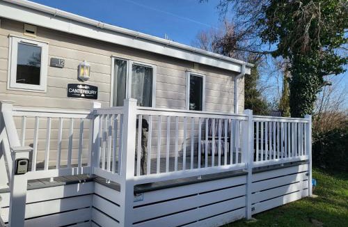 Chichester House | Idyllic Lakeview Lodge