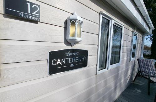 Chichester House | Idyllic Lakeview Lodge