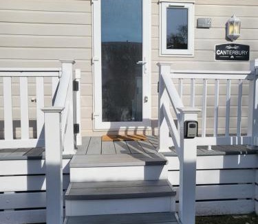 Chichester House | Idyllic Lakeview Lodge