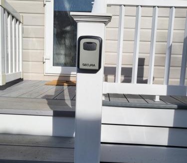 Chichester House | Idyllic Lakeview Lodge