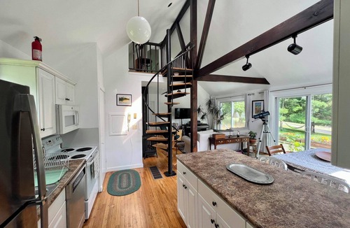 Ridgefield House | Idyllic Lightfilled Cottage