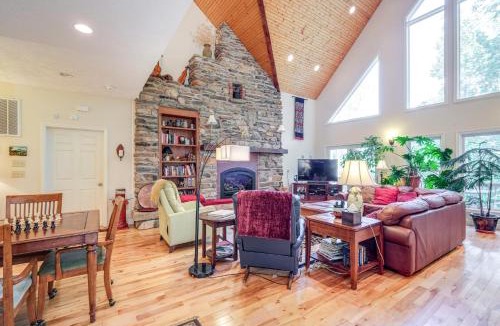 Gladehill House | Idyllic Martinsville Retreat with Deck and Forest View