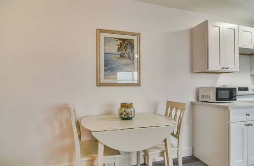 Pass-a-Grille Historic District Apartment | Idyllic Pass-a-grille Studio - Walk to the Beach!
