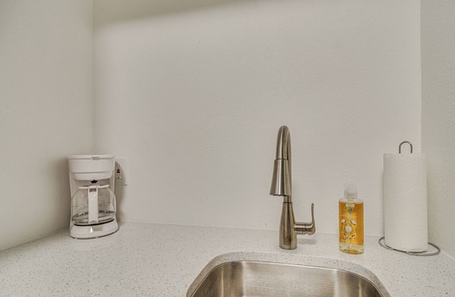 Pass-a-Grille Historic District Apartment | Idyllic Pass-a-grille Studio - Walk to the Beach!