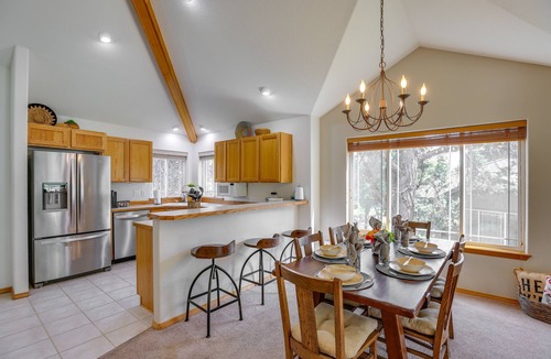 Redmond House | Idyllic Redmond Townhome w/Furnished Deck!
