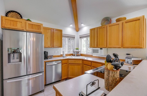Redmond House | Idyllic Redmond Townhome w/Furnished Deck!