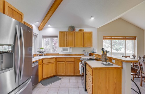 Redmond House | Idyllic Redmond Townhome w/Furnished Deck!