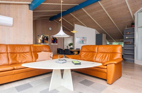 Blavand Strand House | Idyllic Retreat with Whirlpool-By Traum