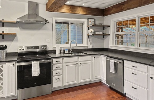 Bakerton House | Idyllic Riverfront Farmstead, Golf, Spa & More