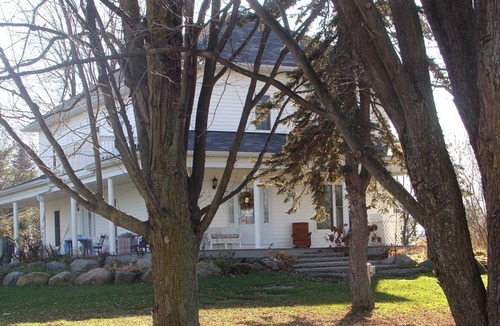 North Dundas House | Idyllic Suite Retreat for a Romantic Getaway near Ottawa, Ontario