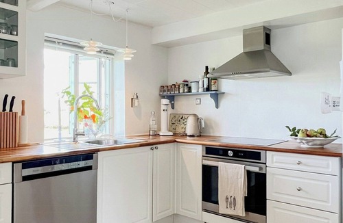 Humble House | Idyllic thatched cottage with sea view