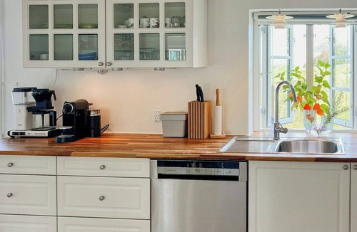Humble House | Idyllic thatched cottage with sea view