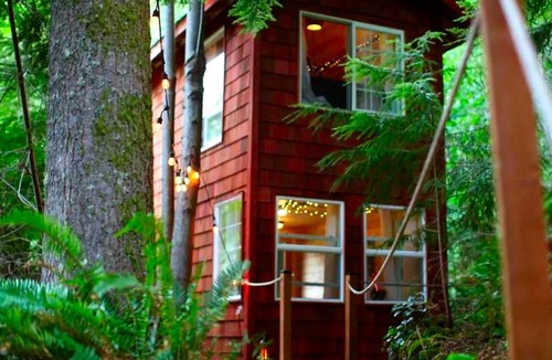 Snohomish House | Idyllic Tree House Rental with a Cozy Fireplace in Snohomish, Washington