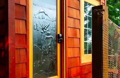 Snohomish House | Idyllic Tree House Rental with a Cozy Fireplace in Snohomish, Washington