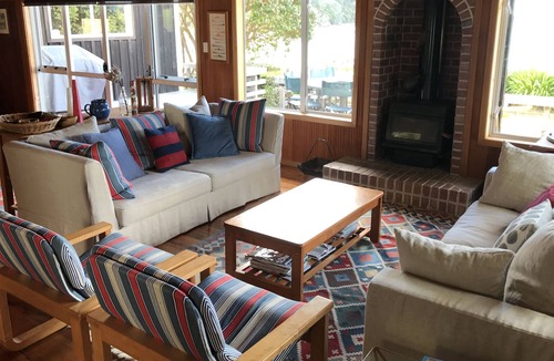 Parekura Bay House | Idyllic Waterfront Kiwi Beach House