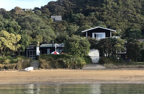 Parekura Bay House | Idyllic Waterfront Kiwi Beach House
