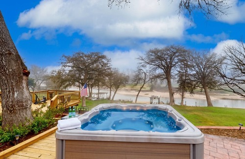 New Braunfels House | Idyllic waterfront getaway with private hot tub & deck views - near golf
