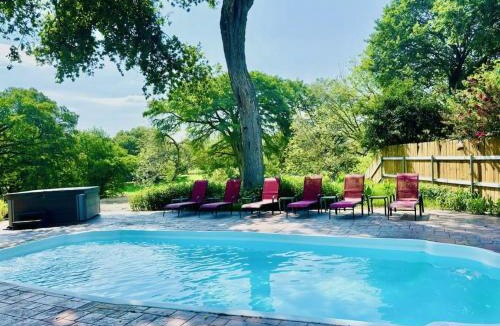 New Braunfels House | Idyllic waterfront getaway with private hot tub & deck views - near golf