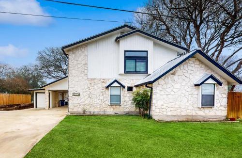 New Braunfels House | Idyllic waterfront getaway with private hot tub & deck views - near golf