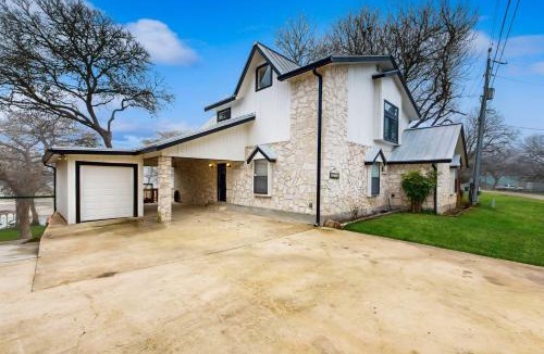 New Braunfels House | Idyllic waterfront getaway with private hot tub & deck views - near golf
