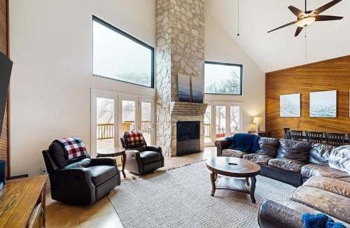 New Braunfels House | Idyllic waterfront getaway with private hot tub & deck views - near golf