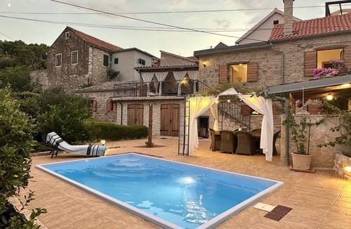 Vrisnik Villa | Il Melograno, an original Dalmatian stone house with a stunning view
