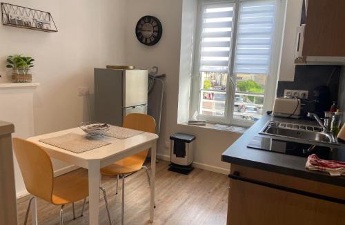 Arromanches-les-Bains Apartment | Il y a de l'amour dans l'air - studio lit king size