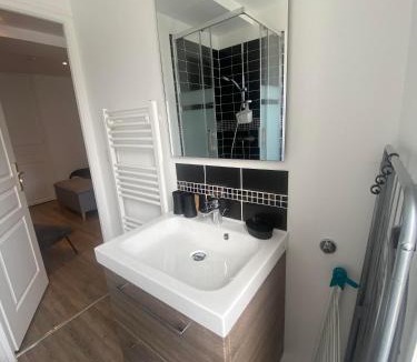 Arromanches-les-Bains Apartment | Il y a de l'amour dans l'air - studio lit king size