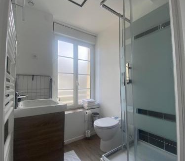 Arromanches-les-Bains Apartment | Il y a de l'amour dans l'air - studio lit king size