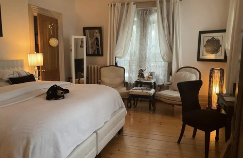 Sherbrooke Bed & Breakfast | Ile De Garde B&B