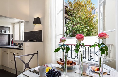 Les Iles Apartment | Ile Saint Louis Gorgeous Two Bedroom